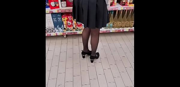  SPYING TEEN GIRL AT SUPERMARKET - SHORT SKIRT